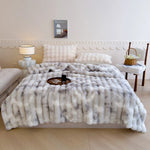 L'image montre un lit douillet et confortable avec une couverture en fourrure douce et blanche, une lampe de chevet élégante et un panier décoratif, créant une atmosphère cozy et accueillante dans la chambre.