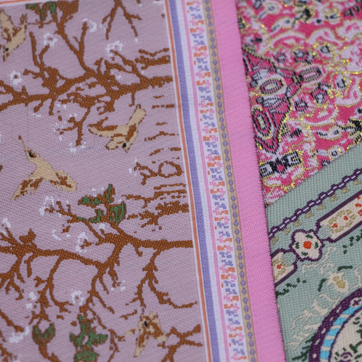 tapis ornements floraux motifs géométriques rouge beige bleu rose vert classique traditionnel miniature