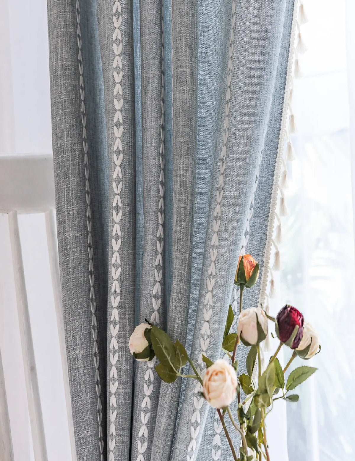 rideau moderne bohème beige clair gris clair rayures verticales franges opaques crochets métalliques