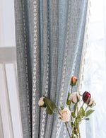 rideau moderne bohème beige clair gris clair rayures verticales franges opaques crochets métalliques