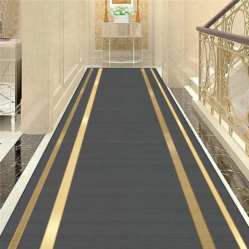 Tapis de sol d'entrée élégant avec des rayures dorées sur fond gris, placé dans un hall de style classique avec décoration florale.