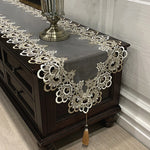 chemin table dentelle broderie fleurs pompon beige noir décor classique élégant maison