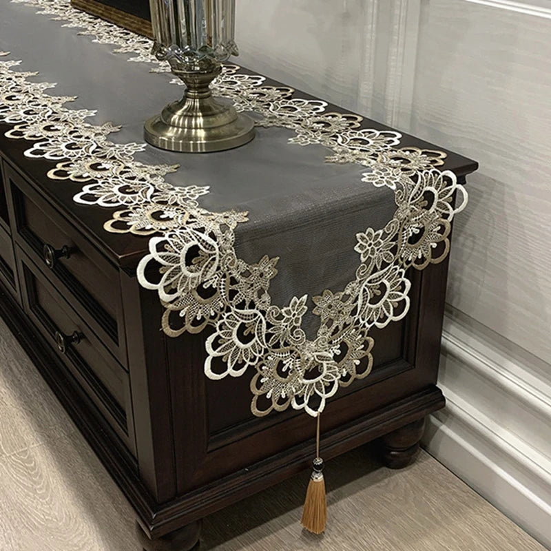 chemin table dentelle broderie fleurs pompon beige noir décor classique élégant maison