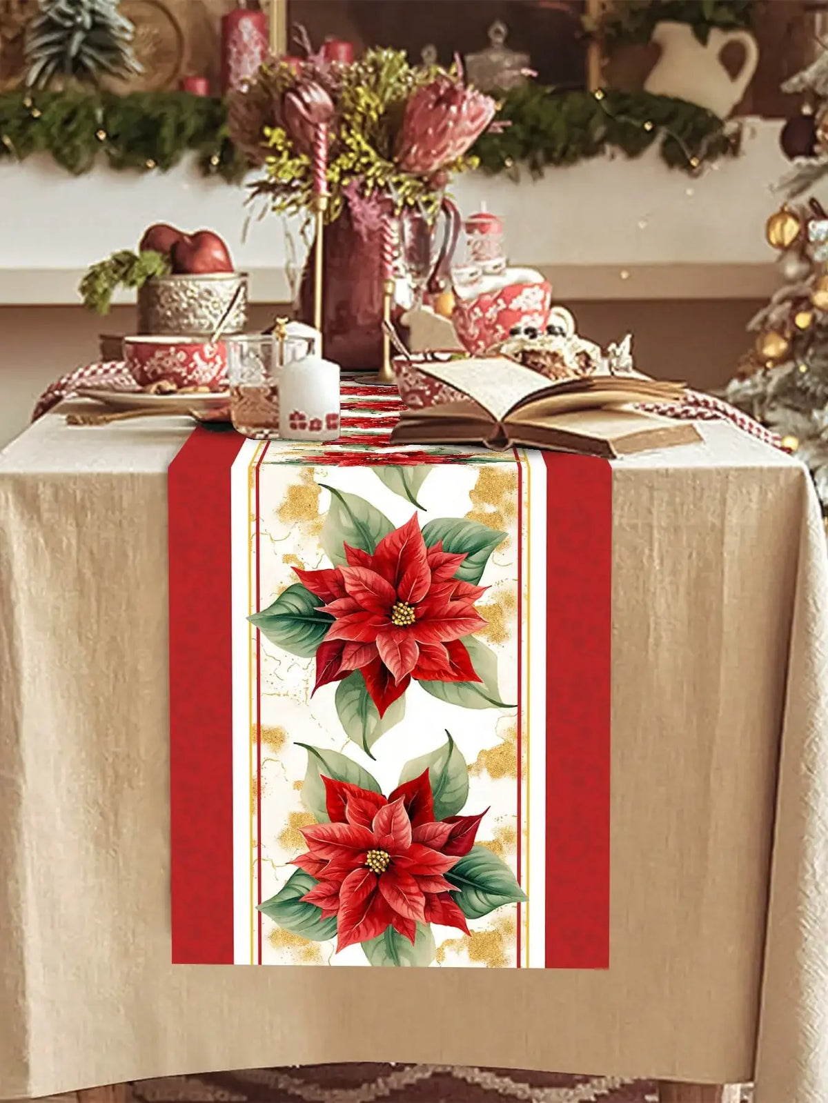 Une table de fête joliment décorée avec des fleurs de poinsettia rouges, des guirlandes et des accessoires de Noël.