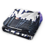 couverture polaire graphique personnage chapeau noir fond violet logo blanc adultes voyage