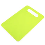 planches découper micro structurées modernes blanc vert rose jaune violet clips poignée écologiques cuisine