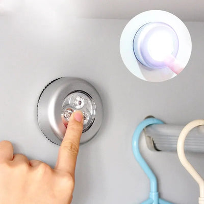 Veilleuse LED sans fil ronde bleue sur table de chevet