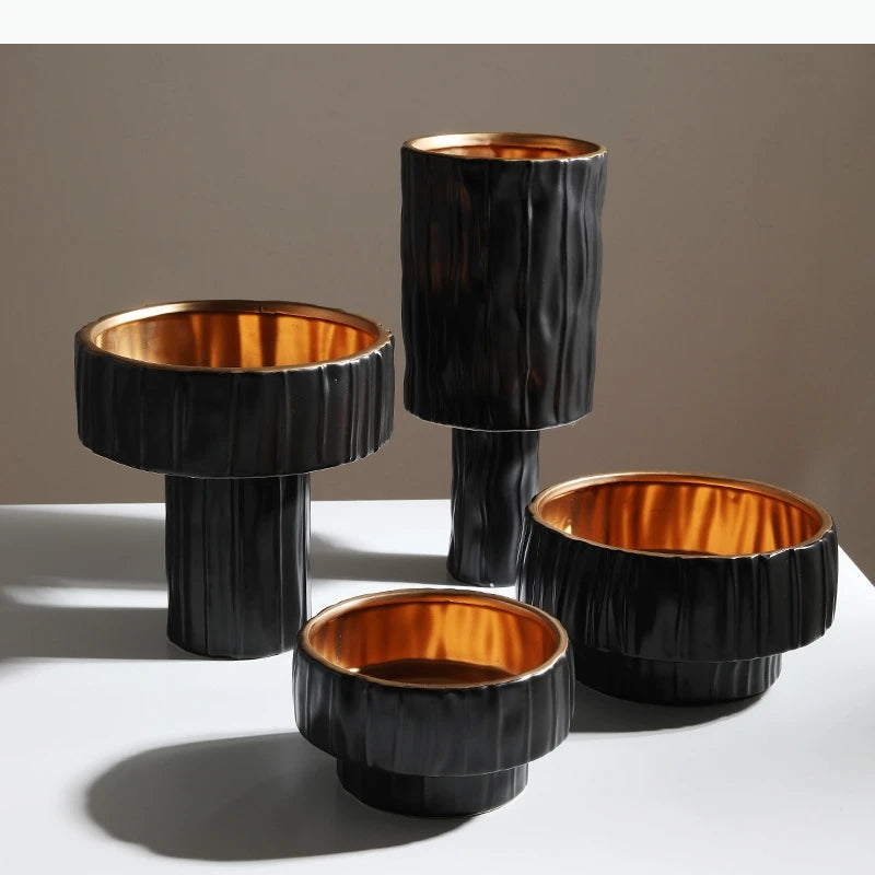 vases modernes noirs dorés rayures verticales élégants pots fleurs décoration arrangement floral