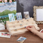 Présentoir de bijoux en bois rempli de boucles d'oreilles et bagues
