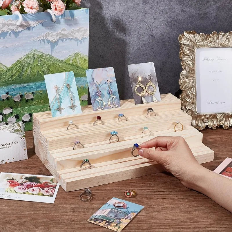 Présentoir de bijoux en bois rempli de boucles d'oreilles et bagues