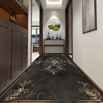 Un couloir élégant avec un sol orné d'un motif floral noir et doré, menant à une pièce aménagée avec des éléments décoratifs chinois.
