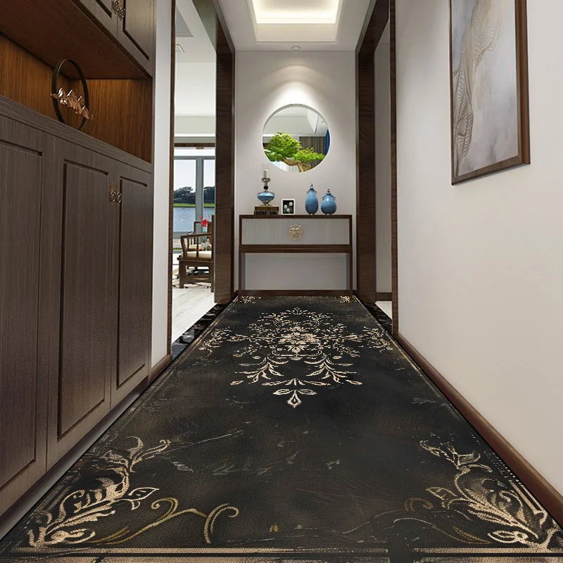 Un couloir élégant avec un sol orné d'un motif floral noir et doré, menant à une pièce aménagée avec des éléments décoratifs chinois.