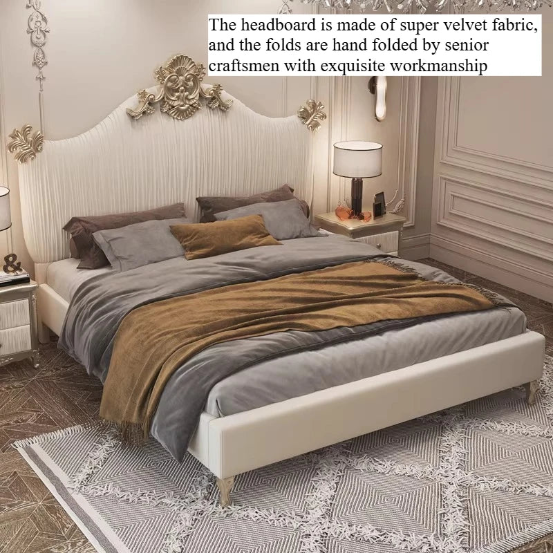 tête lit classique beige plissé pieds métalliques dorés oreillers draps couvre lit bois chambre