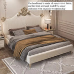 tête lit classique beige plissé pieds métalliques dorés oreillers draps couvre lit bois chambre