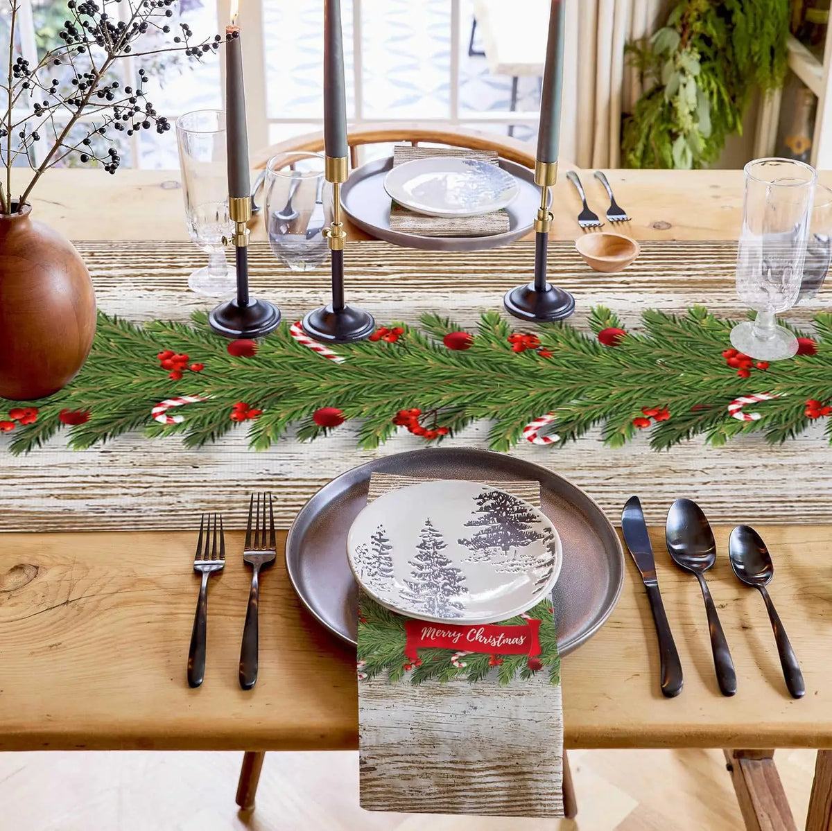 Une élégante table de Noël avec de ravissantes décorations, des bougies et des plats sur une surface en bois, créant une ambiance chaleureuse et festive.