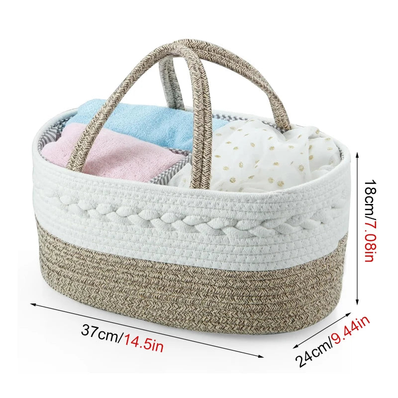Panier de rangement bébé en corde de coton jaune dans une chambre d'enfant