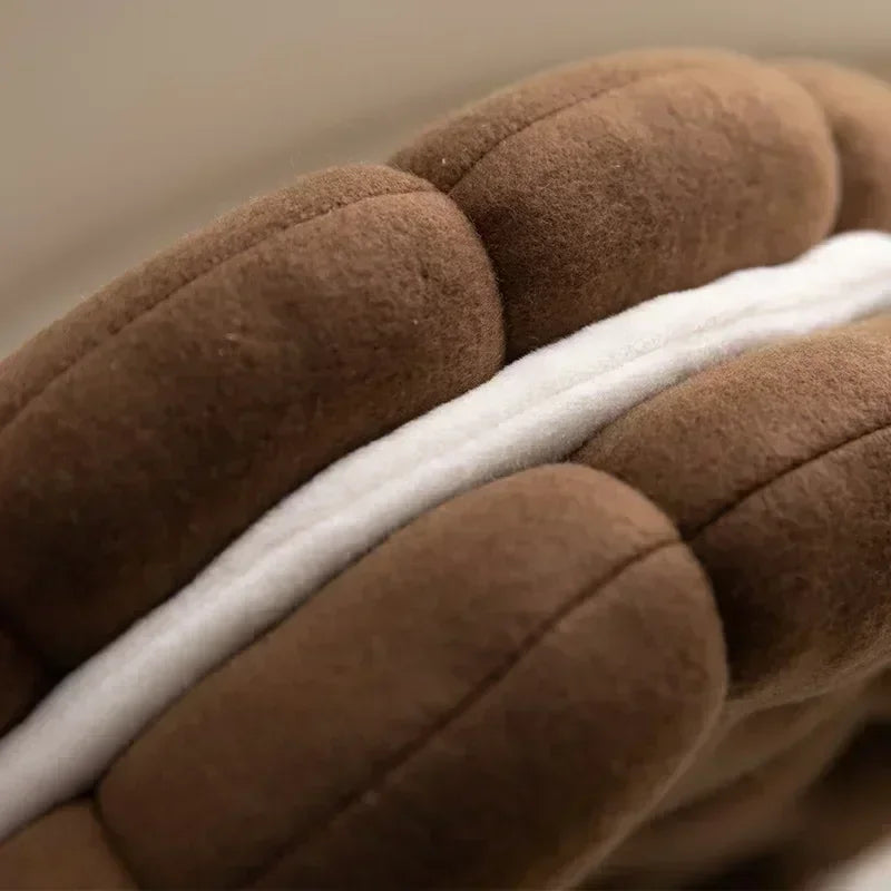 Détail du tissu velours et du rembourrage du coussin