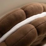 Détail du tissu velours et du rembourrage du coussin