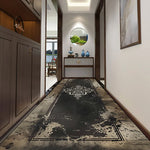 Un long tapis décoratif ornementé traverse le couloir élégant, menant à une pièce voisine avec des meubles en bois sombre et des objets décoratifs soignés, le tout dans un style intérieur chic et raffiné.