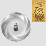 assiette ronde acier inoxydable argent antique texture métallique moderne logo gravé second cup