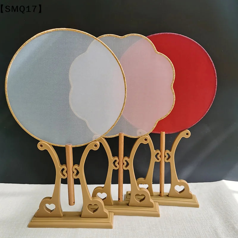 présentation éventail pliant traditionnel rouge rose jaune noir motifs floraux géométriques support bois sculpté