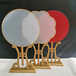 présentation éventail pliant traditionnel rouge rose jaune noir motifs floraux géométriques support bois sculpté