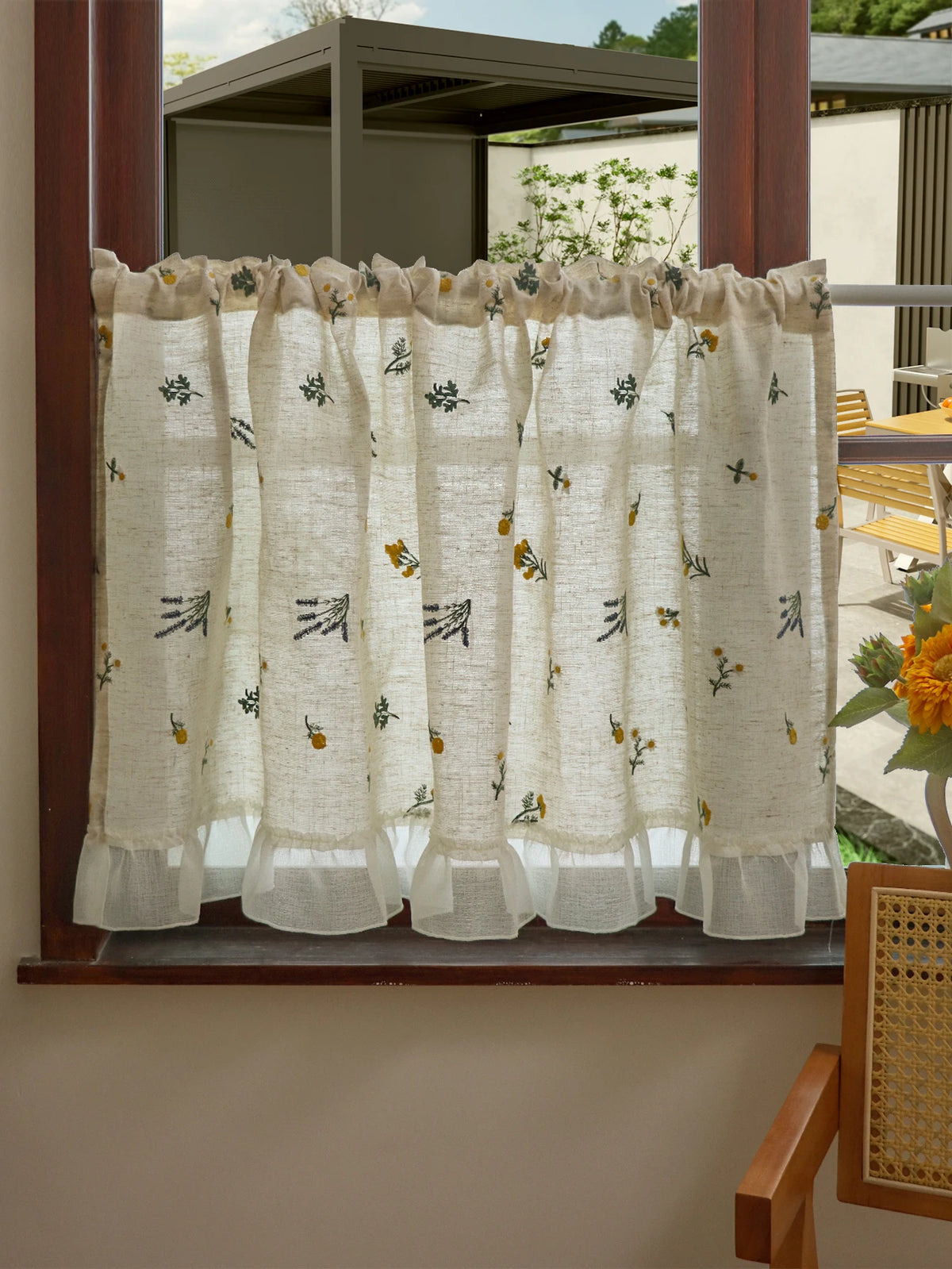 rideau fenêtre court brodé motifs floraux tissu texturé franges semi transparent rustique cuisine chambre