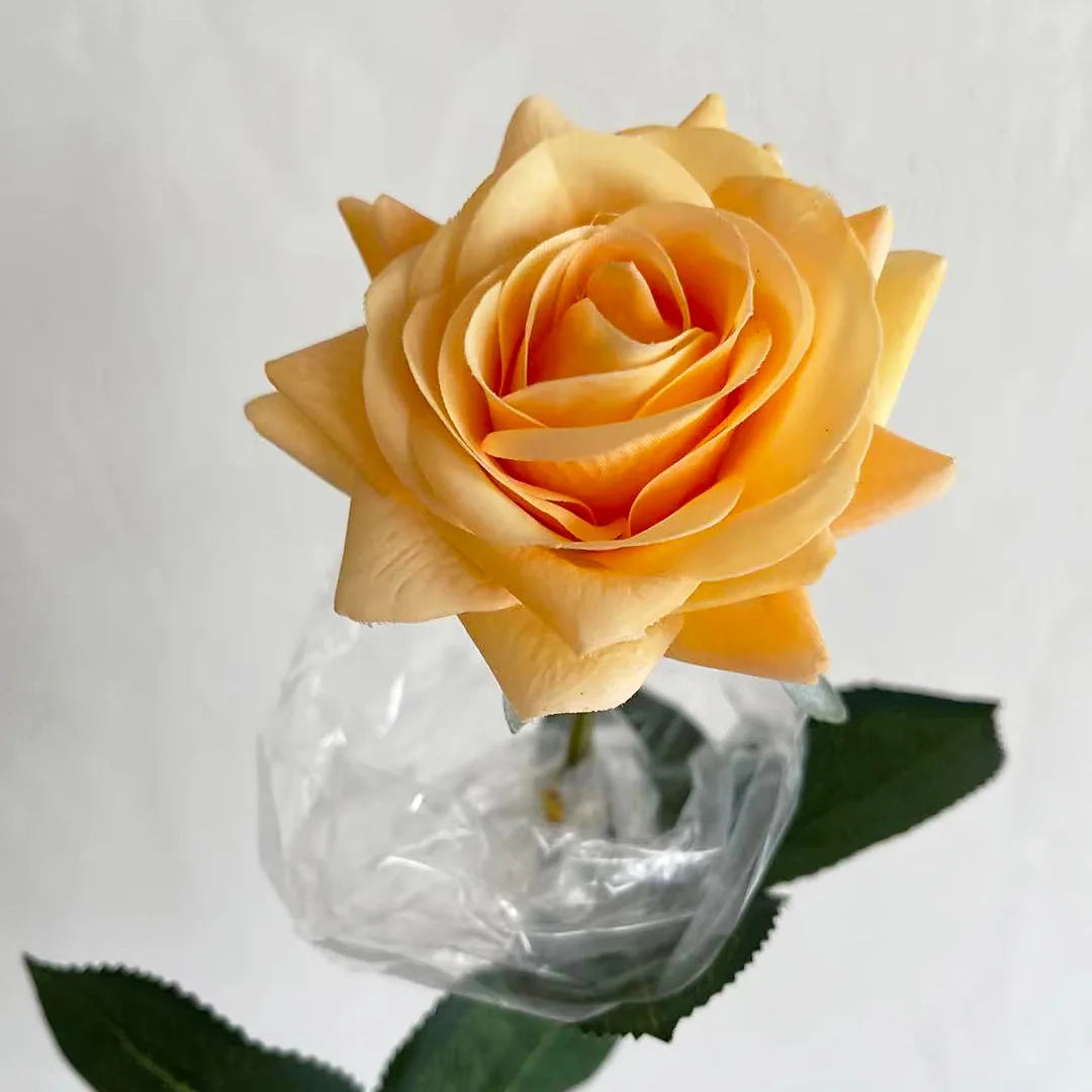 bouquet roses artificielles mariage anniversaire décoration intérieure plateau doré vase transparent feuilles vertes classique