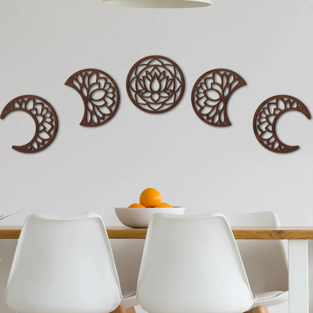 décoration murale bois lune motifs floraux noir marron clair bohème spirituel chambre salon