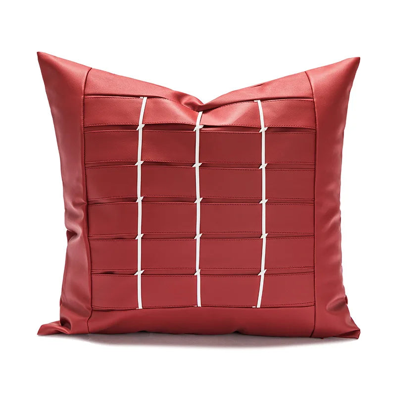 Oreiller décoratif en cuir rouge avec motif quadrillé, élément de design d'intérieur moderne et élégant.