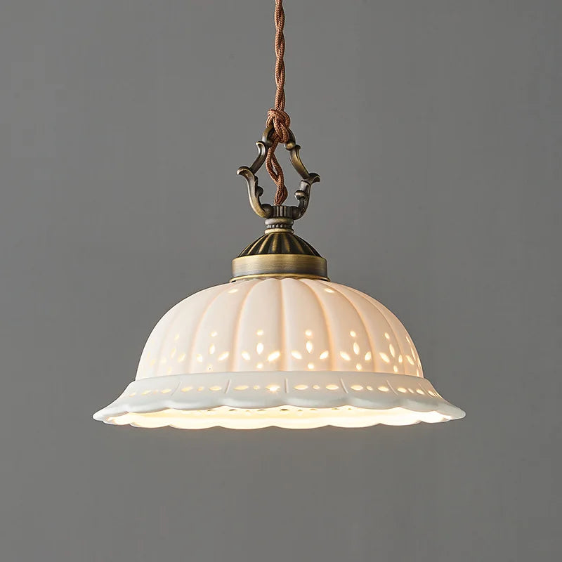 lampe suspendue classique blanc doré perforée ajourée contemporaine vintage chaîne câble électrique