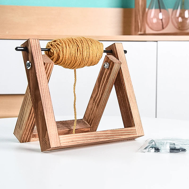 support rangement laine bois rustique multicolore tricot artisanal fixations métalliques aiguilles pelotes étiquettes cadeaux