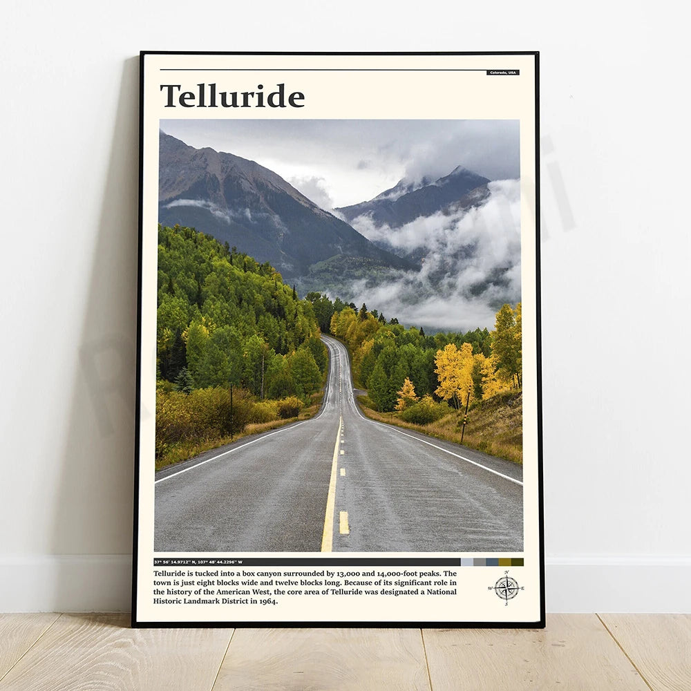 L'image montre une route sinueuse traversant une vallée bordée de montagnes boisées aux couleurs d'automne, avec un texte indiquant le nom de la ville de Telluride.
