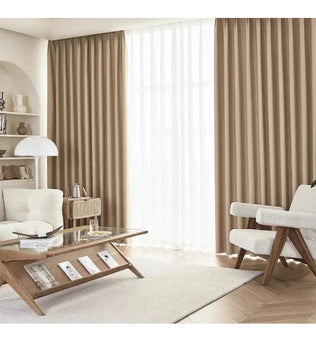 Rideaux élégants pour salon moderne avec fauteuil design, canapé confortable et table basse en bois vitrée, créant une ambiance épurée et chaleureuse. Éclairage naturel optimal grâce aux grandes fenêtres. Idéal pour une décoration intérieure raffinée.
