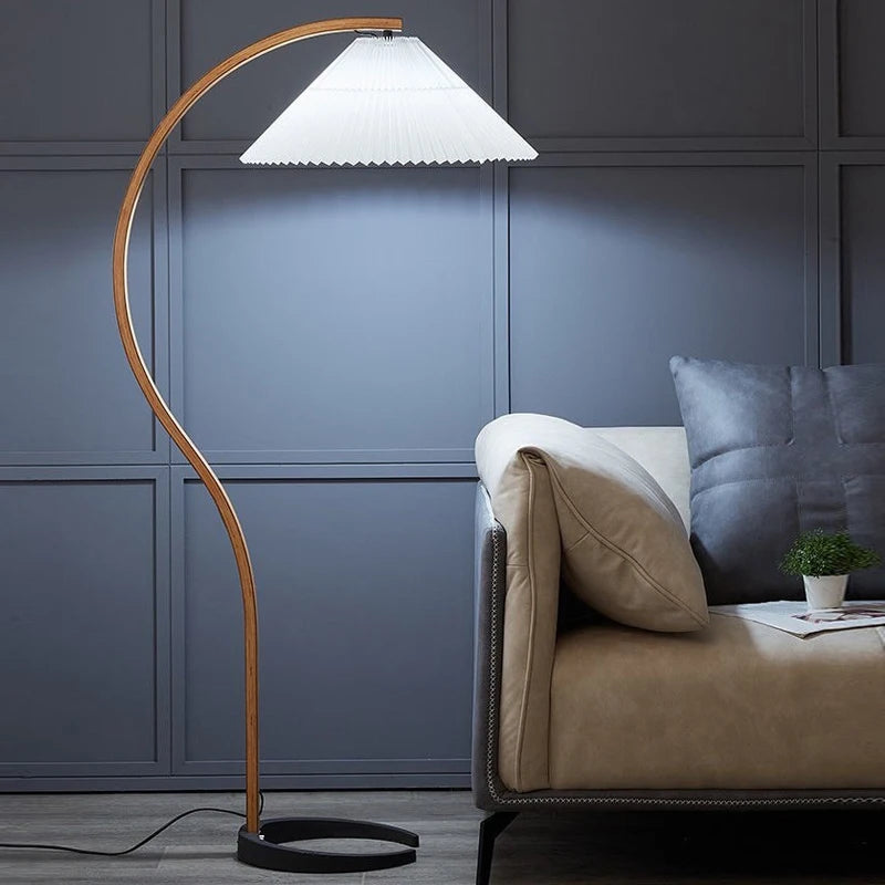 Lampe de sol LED éclairée dans un salon contemporain