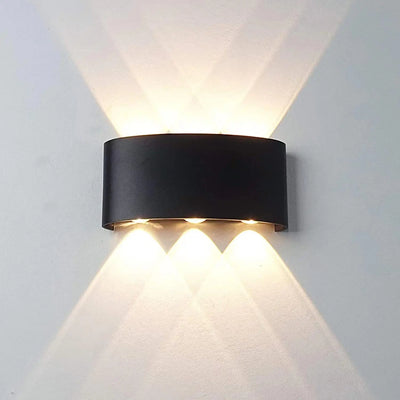 Applique murale LED blanche moderne sur mur gris