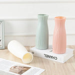 vases modernes plastique blanc vert clair rose pâle rayures verticales intérieur extérieur