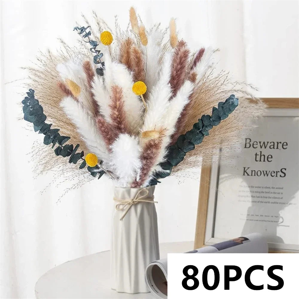 bouquets pampas marron clair beige blanc feuilles vertes plumes blanches décoration intérieure mariage boho