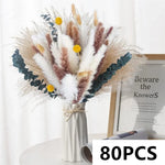 bouquets pampas marron clair beige blanc feuilles vertes plumes blanches décoration intérieure mariage boho