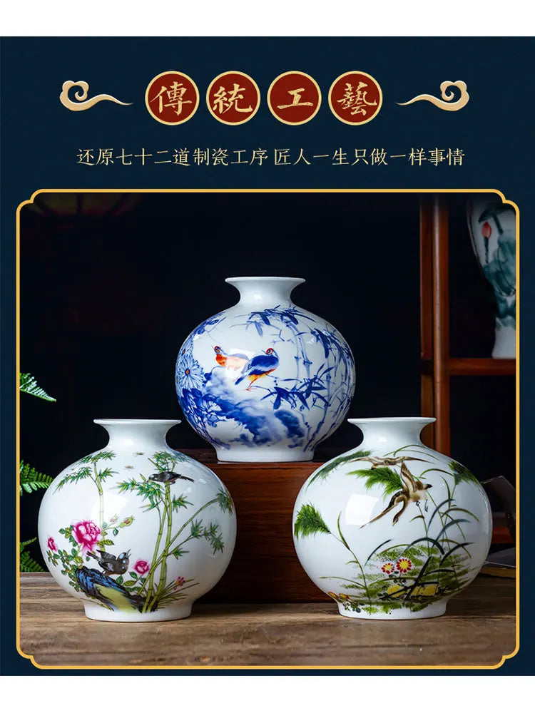 Trois vases en porcelaine peints à la main avec des motifs floraux et animaux traditionnels chinois, sur un meuble en bois foncé.