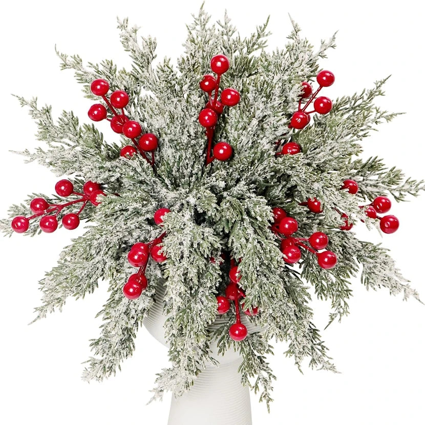 bouquet artificiel feuilles vertes baies rouges poudre blanche naturel décoratif vase blanc serviettes assiettes
