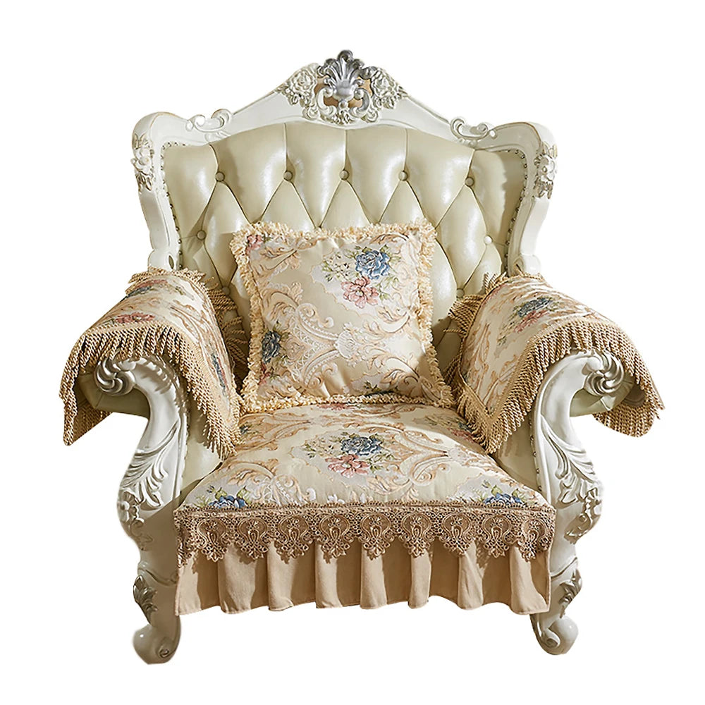 Le fauteuil antique orné de motifs floraux est un meuble de luxe et d'élégance, avec ses accents dorés et sa tapisserie délicate.