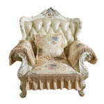 Le fauteuil antique orné de motifs floraux est un meuble de luxe et d'élégance, avec ses accents dorés et sa tapisserie délicate.