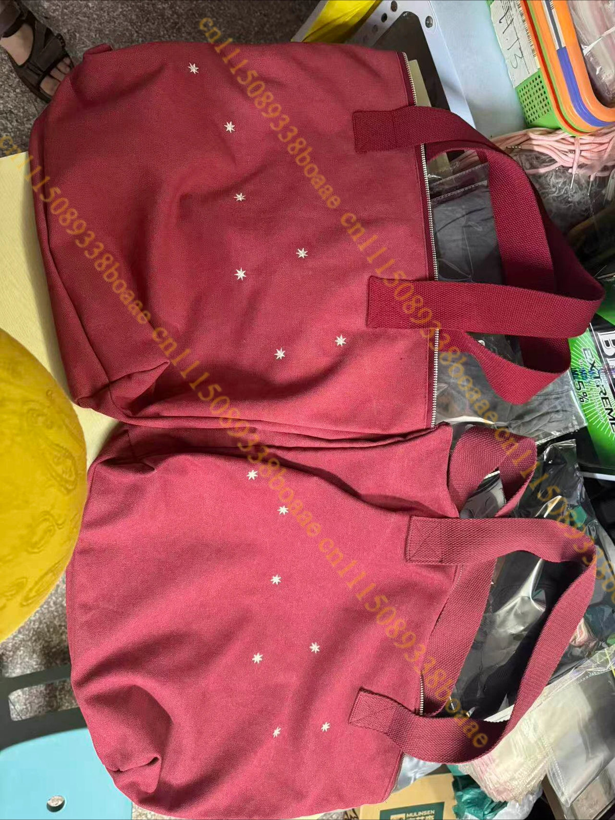 sac main rouge bordeaux étoiles blanches poche zippée poignées détachables moderne casual