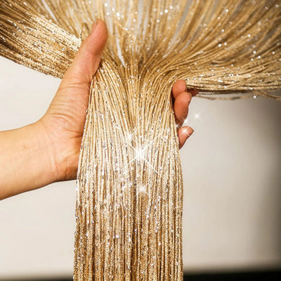 Produits décoratifs dorés scintillants, parfaits pour embellir votre intérieur avec élégance. Le jeu de lumière sur ces accessoires apporte une touche luxueuse et festive à votre espace.