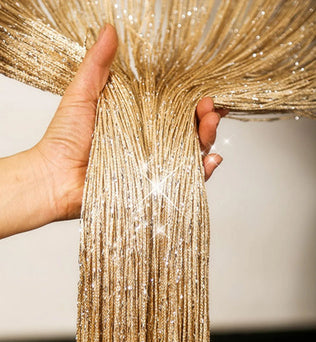 Produits décoratifs dorés scintillants, parfaits pour embellir votre intérieur avec élégance. Le jeu de lumière sur ces accessoires apporte une touche luxueuse et festive à votre espace.