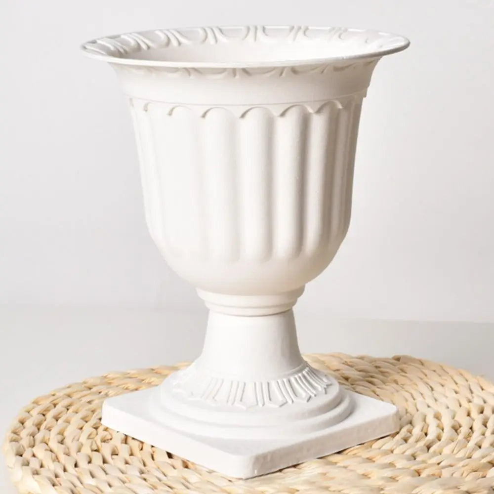 urnes decoratives antiques pots fleurs blancs canelures sculptees intérieur salon decoration