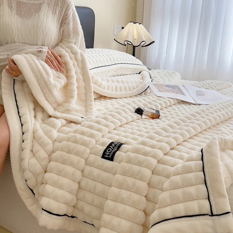 couverture double couche fausse fourrure beige rayures horizontales deux oreillers canapé