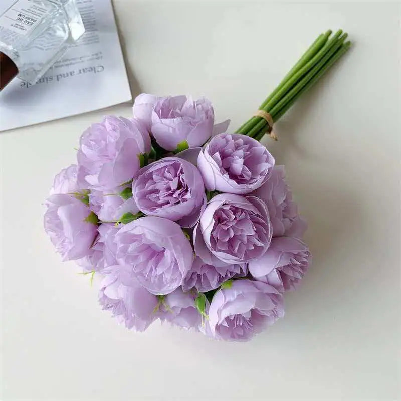 décoration intérieure moderne bouquet fleurs artificielles rose clair blanc violet