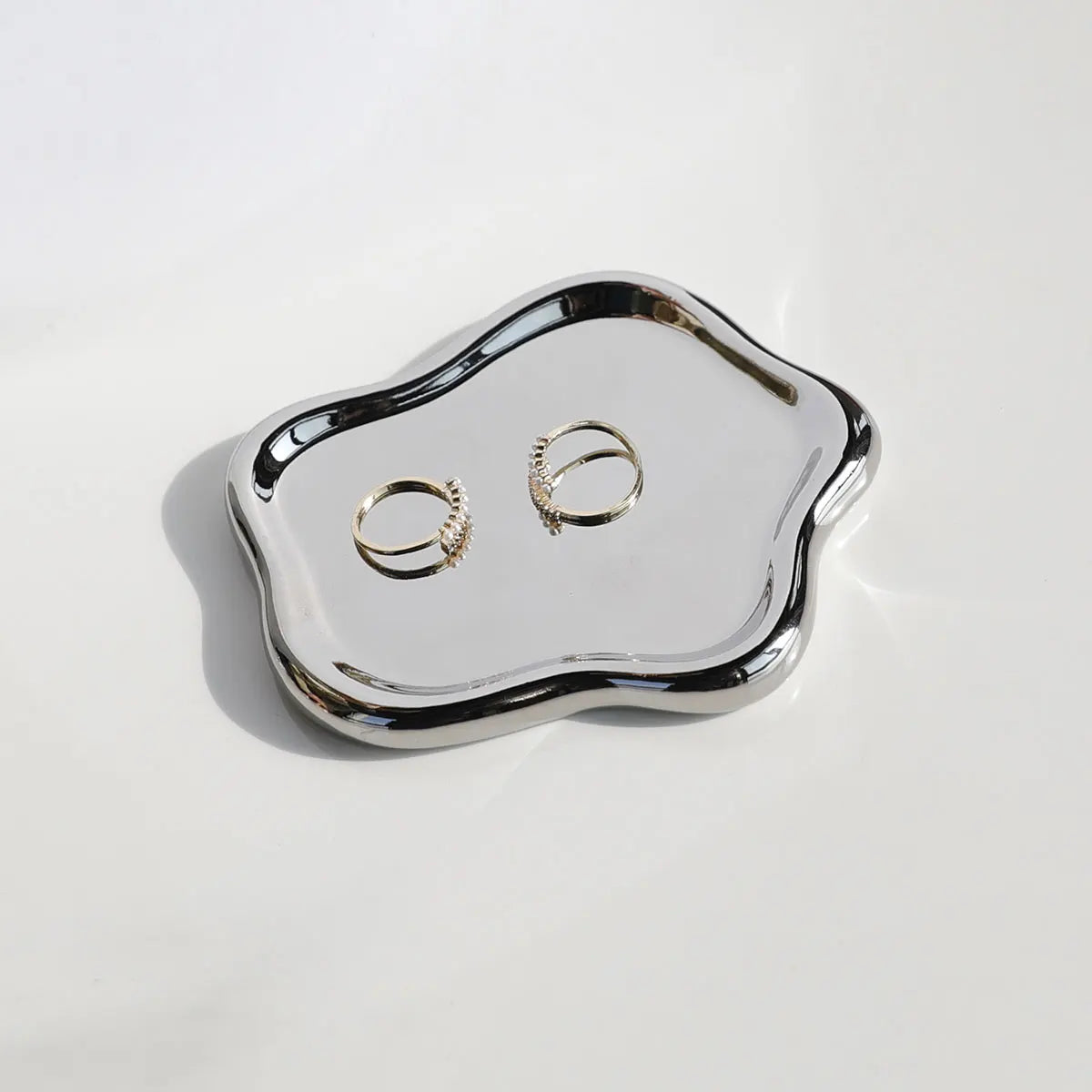 support bijoux argenté moderne plateau lisse brillant rangement clés ornement